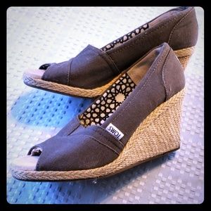 Tom's grey wedges open toed